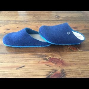 Navy blue Birkenstock’s clogs.